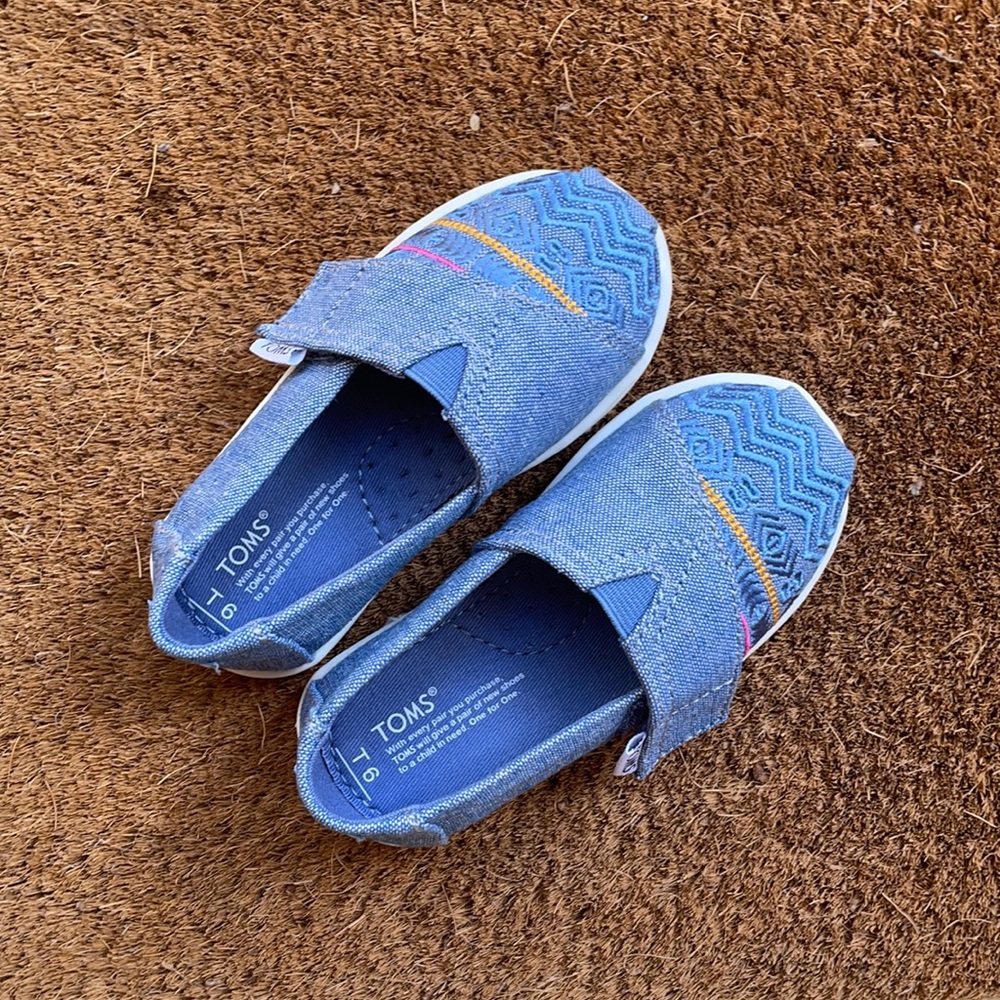 LN Toms Size T6 shoes in chambray embroidery